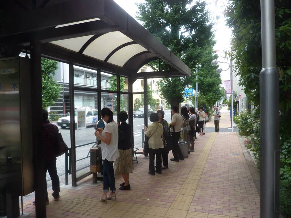 Agy buszmegálló, a polgárok szépen sorakozva várnak