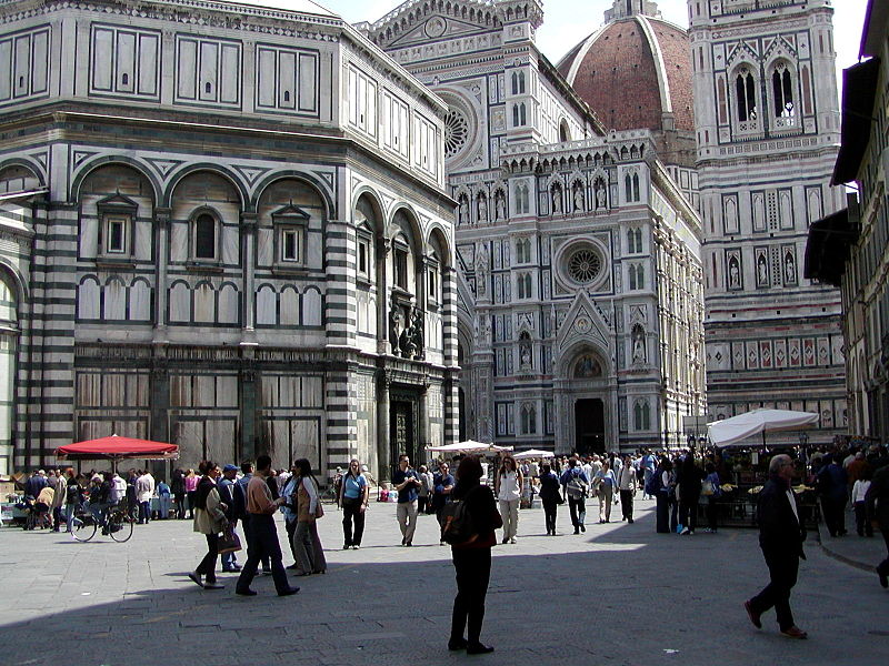 Firenze Dom, szenben, keresztelőkápolna balra, harangtorony jobbra.